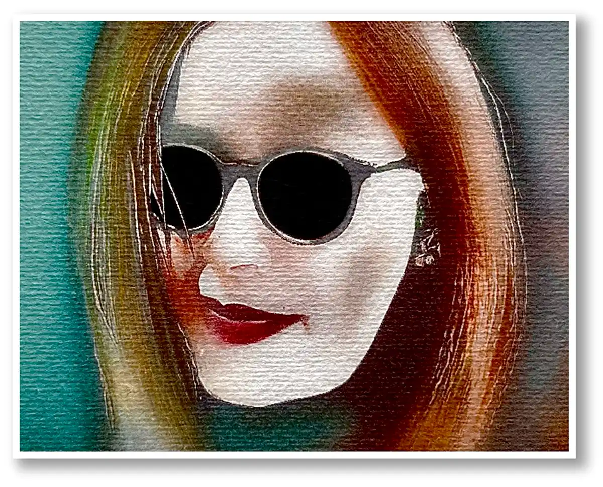 Darstellung eines poppig gestalteten Gesichtes einer braunhaarigen Frau, welche eine annähernd schwarz verglaste, undurchsichtige Sonnenbrille trägt, vor türkisem und graublauem Hintergrund.