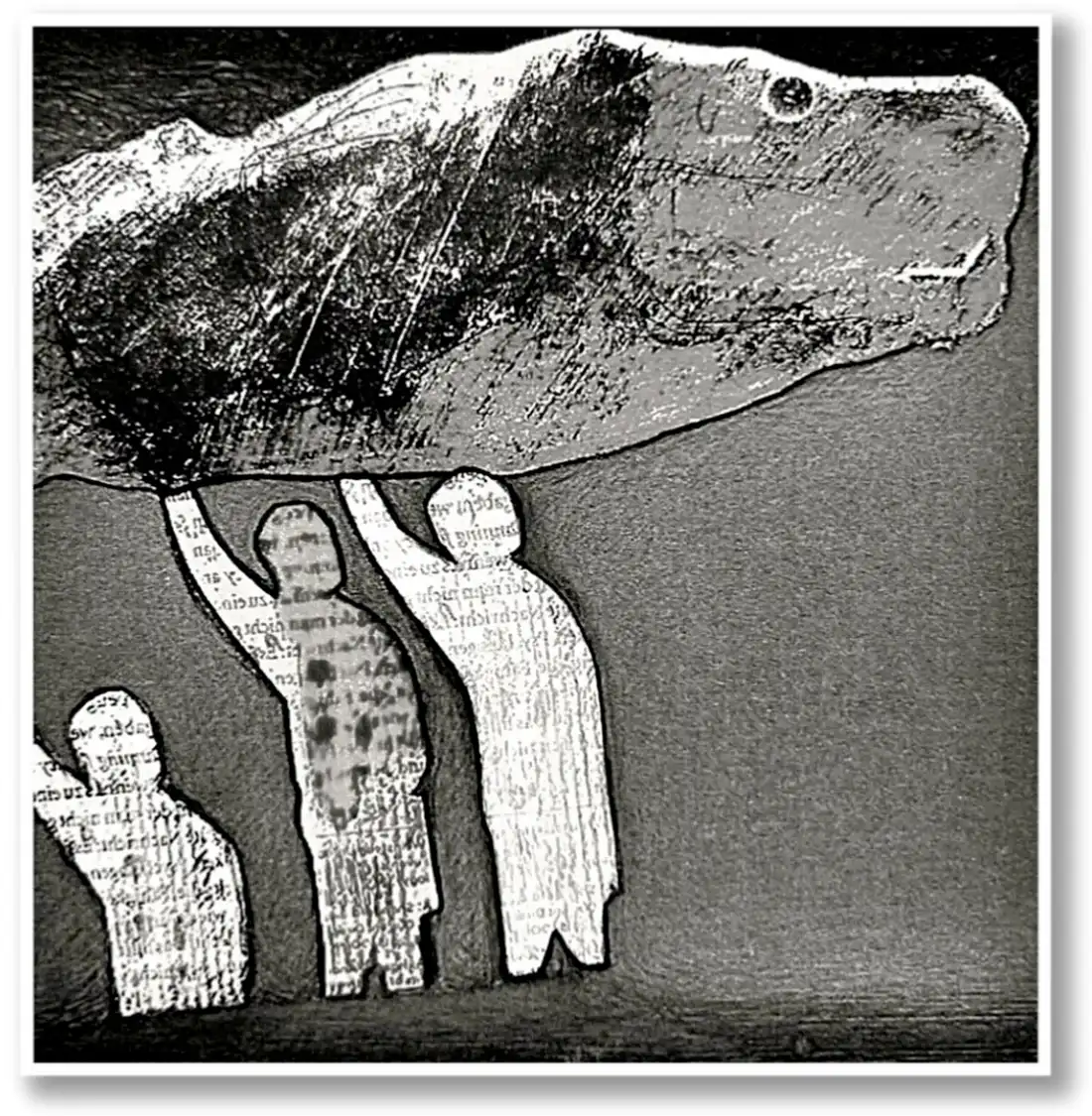 Darstellung dreier menschenartiger, vor grauem Hintergrund stehender und mit abstrakten Schriftzeichen ausgefüllten Figuren, die jeweils mit einem Arm einen übergroßen, dunkel eingefärbten Fisch stemmen und allesamt nach rechts ausgerichtet sind.
