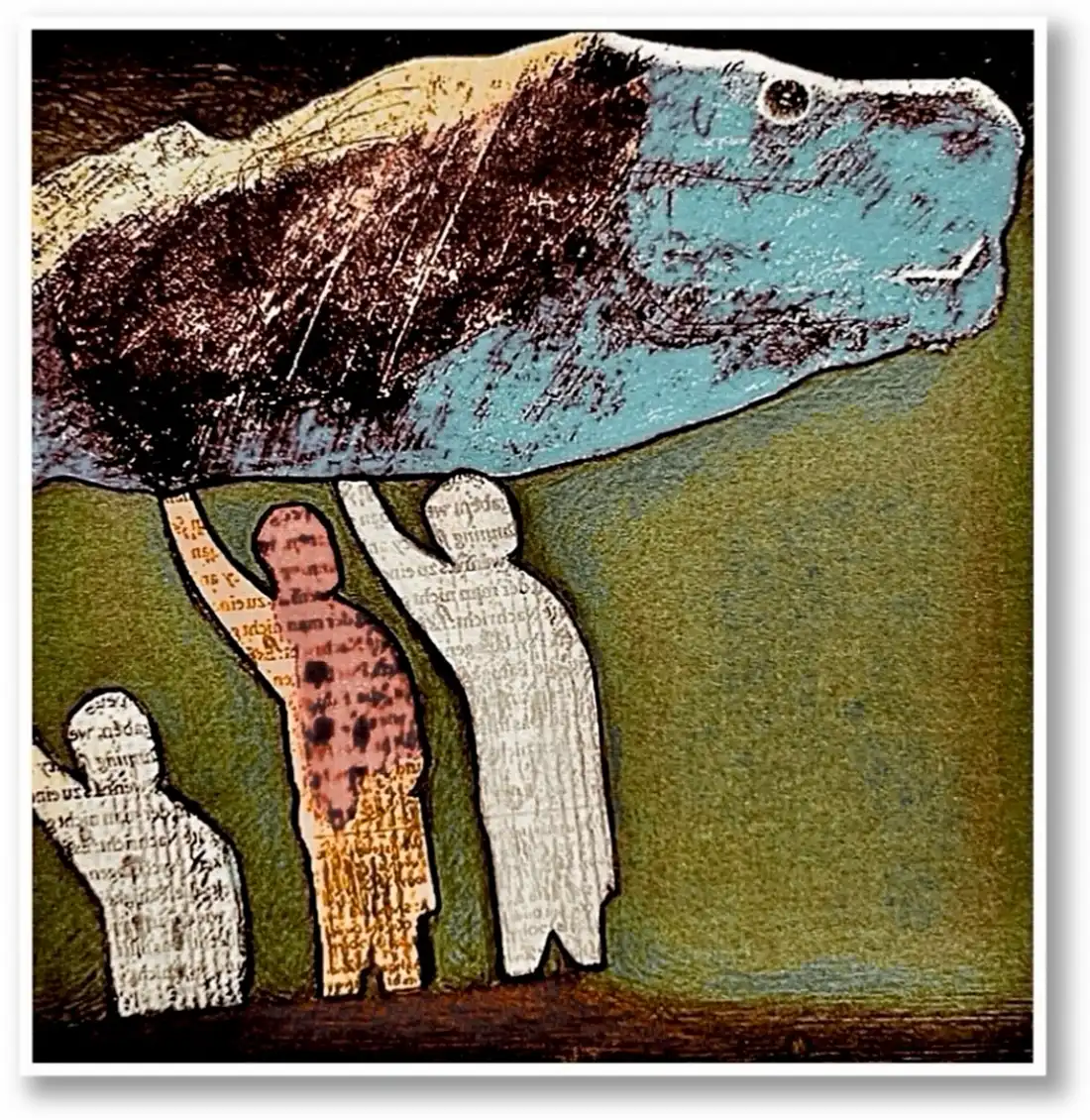 Darstellung dreier menschenartiger, vor olivgrünem Hintergrund stehender und mit abstrakten Schriftzeichen ausgefüllten Figuren, die jeweils mit einem Arm einen übergroßen, in blau, gelb sowie rotbraun dezent eingefärbten Fisch stemmen und allesamt nach rechts ausgerichtet sind.
